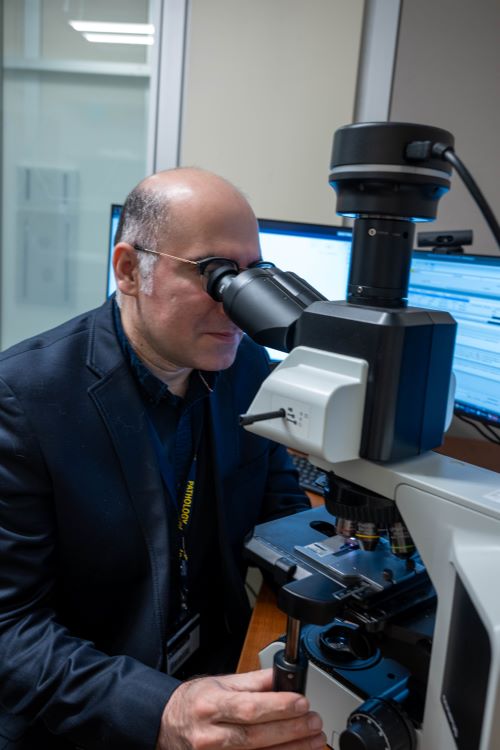Dr. Amir Dehghani reviews a cytyology case.